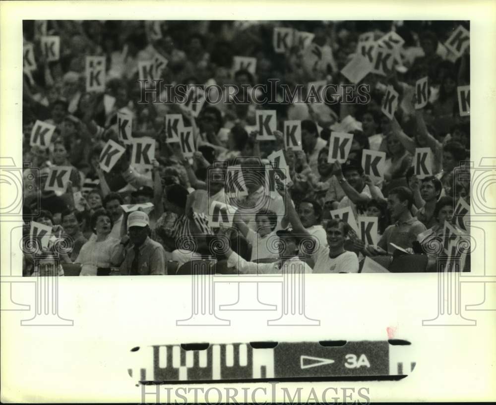 1986 Press Photo Astros' fans hold up "K" signs as pitchers record strike outs.- Historic Images