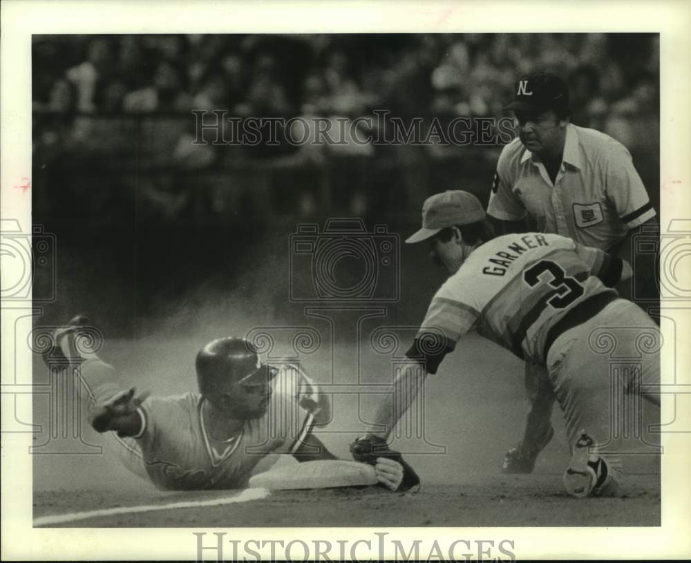 1982 Press Photo Braves&#39; Claudell Washington safe; Astros&#39; Phil Garner tags late- Historic Images