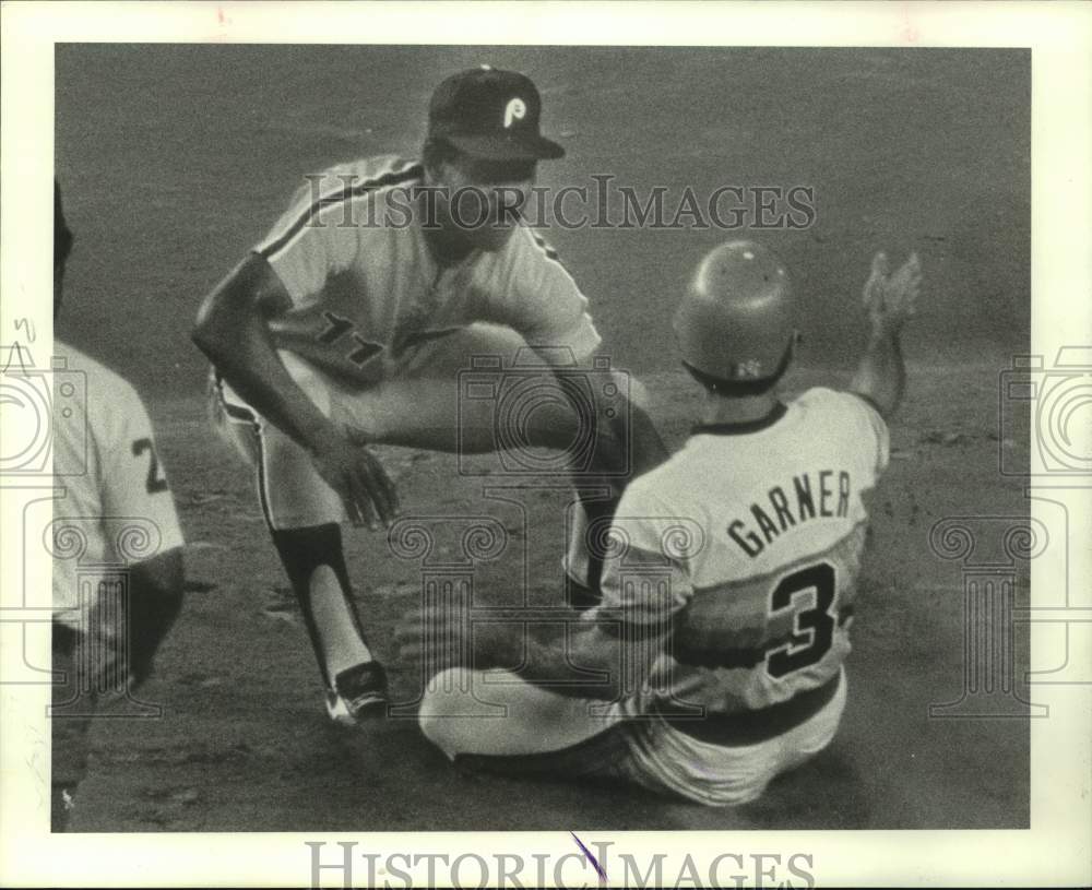 1982 Press Photo Astros' Phil Garner out at second as Phillies Ivan ...