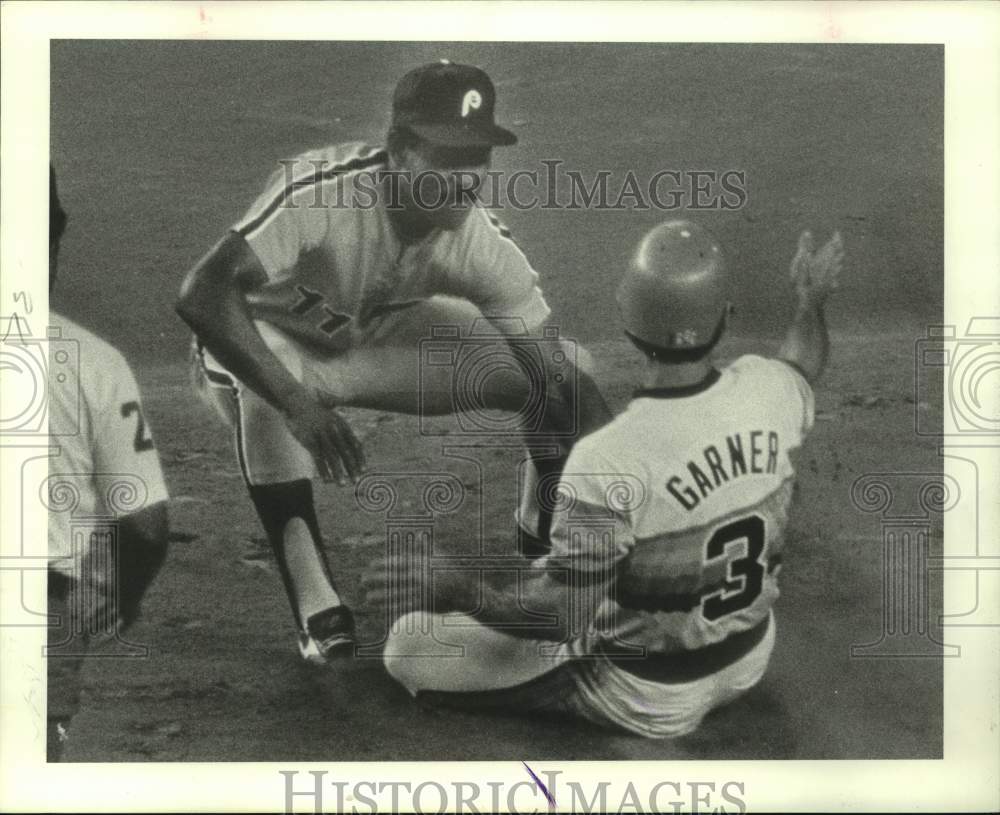 1982 Press Photo Astros' Phil Garner out at second as Phillies Ivan DeJesus tags- Historic Images