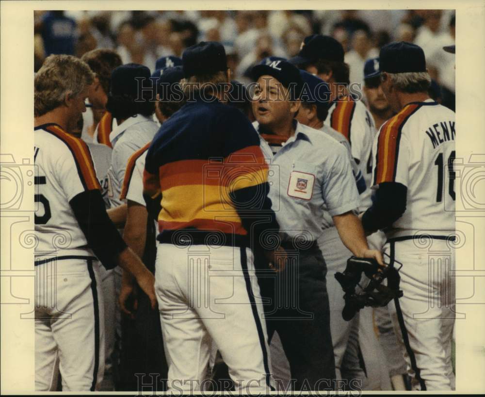 1987 Press Photo Houston Astros have a discussion with an official - hcs20103- Historic Images