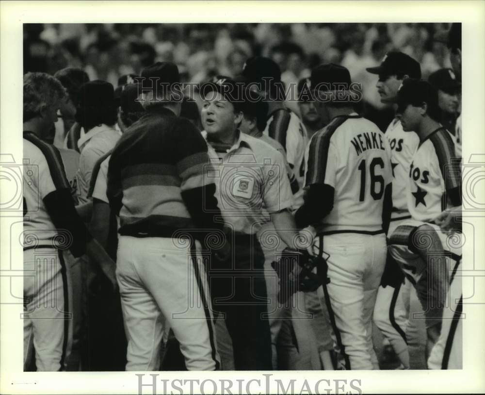 1987 Press Photo Houston Astros have a discussion with an official - hcs20104- Historic Images