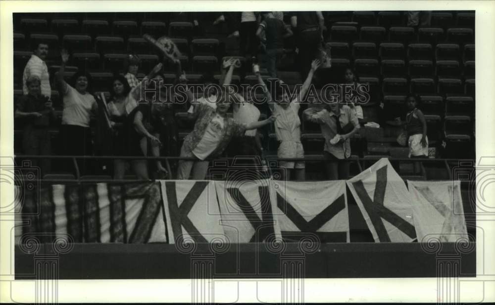 1987 Press Photo Signs at Houston Astros' game - hcs20108- Historic Images