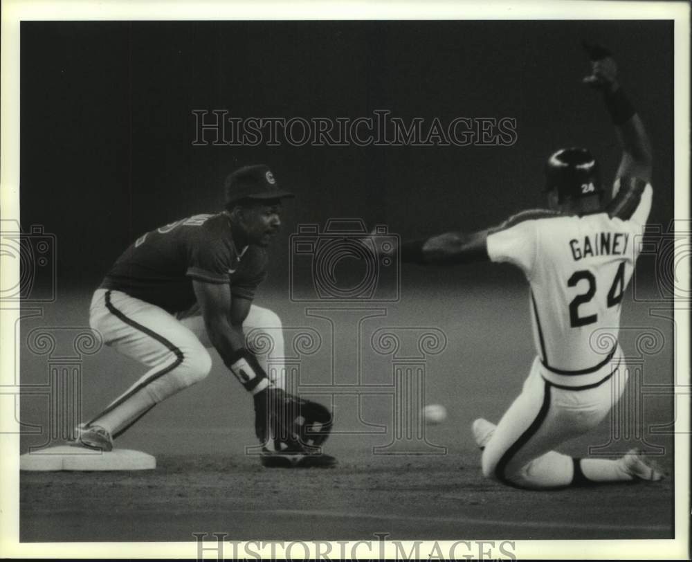 1987 Press Photo Houston Astros&#39; Gainey slides toward Chicago Cubs&#39; Dunston- Historic Images