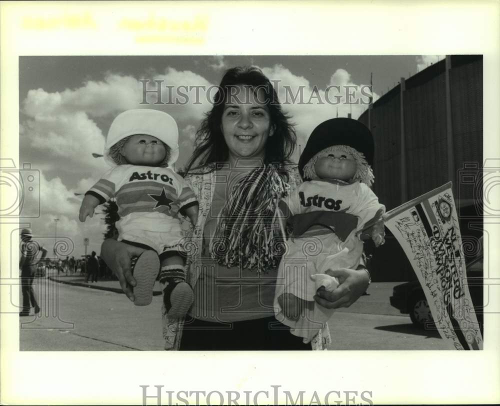 1986 Press Photo Anita Rodreguez and her dolls waited 7 hours for Astros tickets- Historic Images