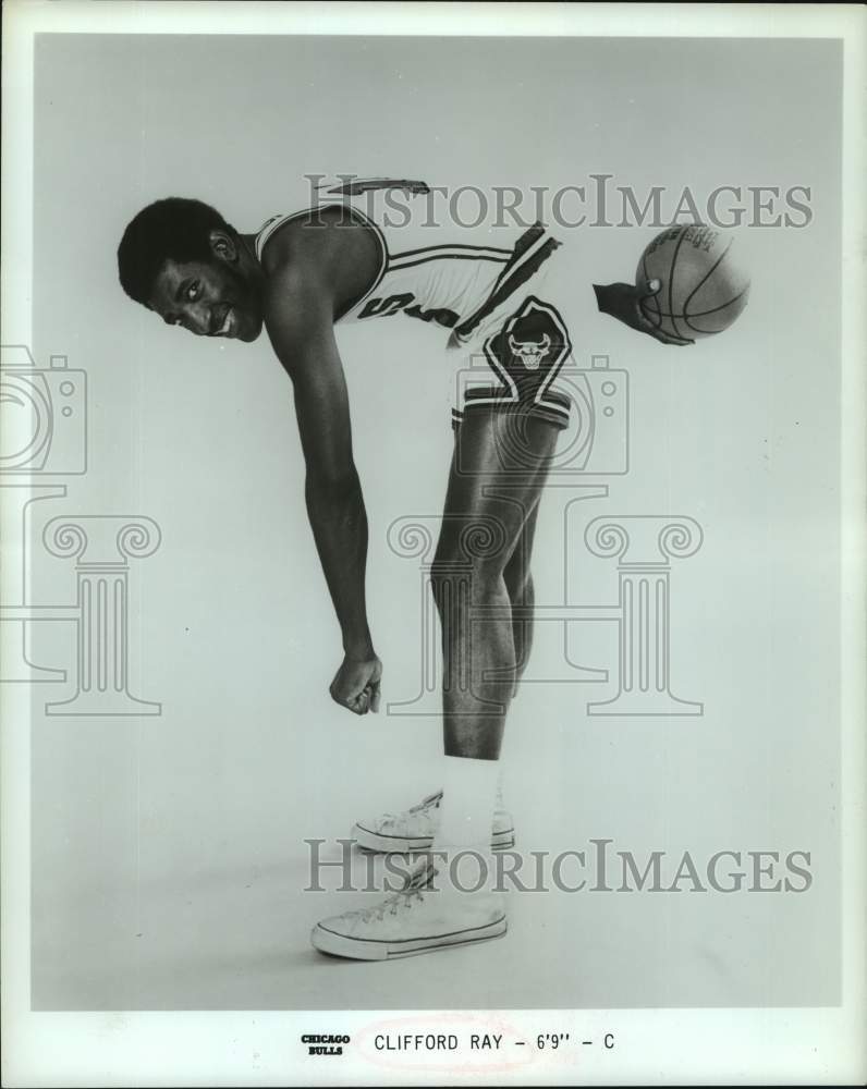 1972 Press Photo Chicago Bulls&#39; center Clifford Ray, 6&#39;9&quot; - hcs20170- Historic Images