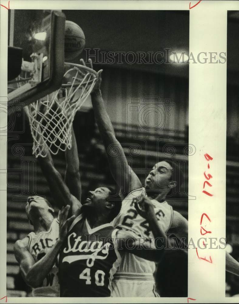 1983 Press Photo Rice's Mike Cunningham tips in 2 points over Concordia's Koger- Historic Images