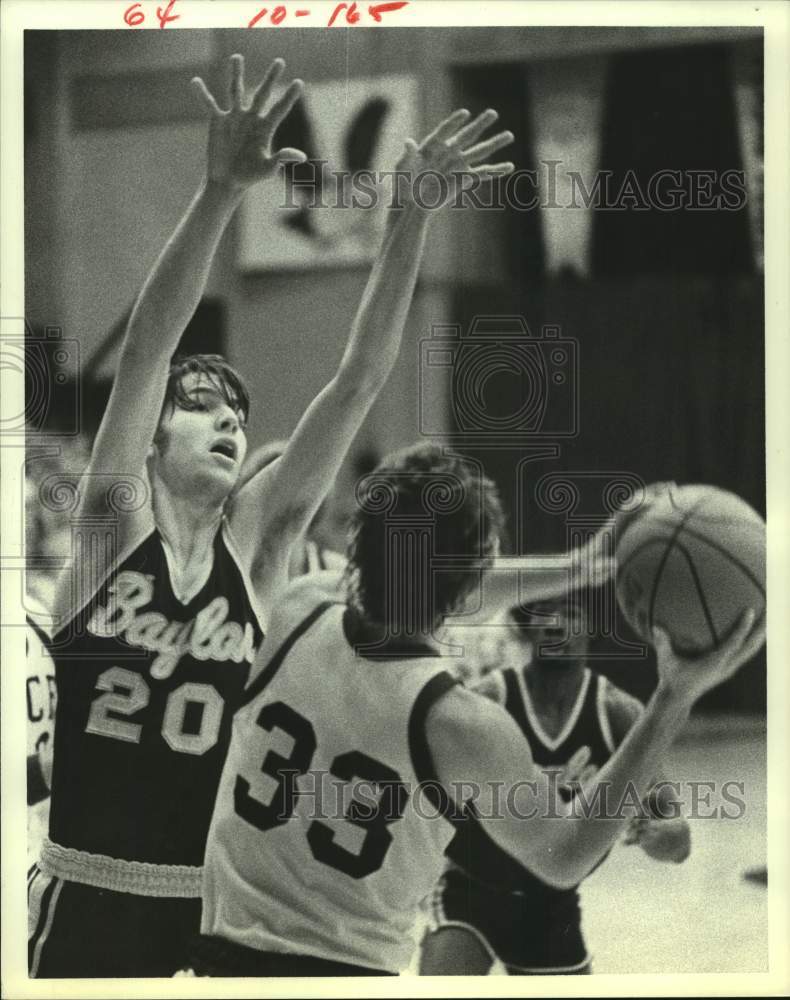 Press Photo Rice University&#39;s Alan Reynolds tries a shot against Baylor defense- Historic Images