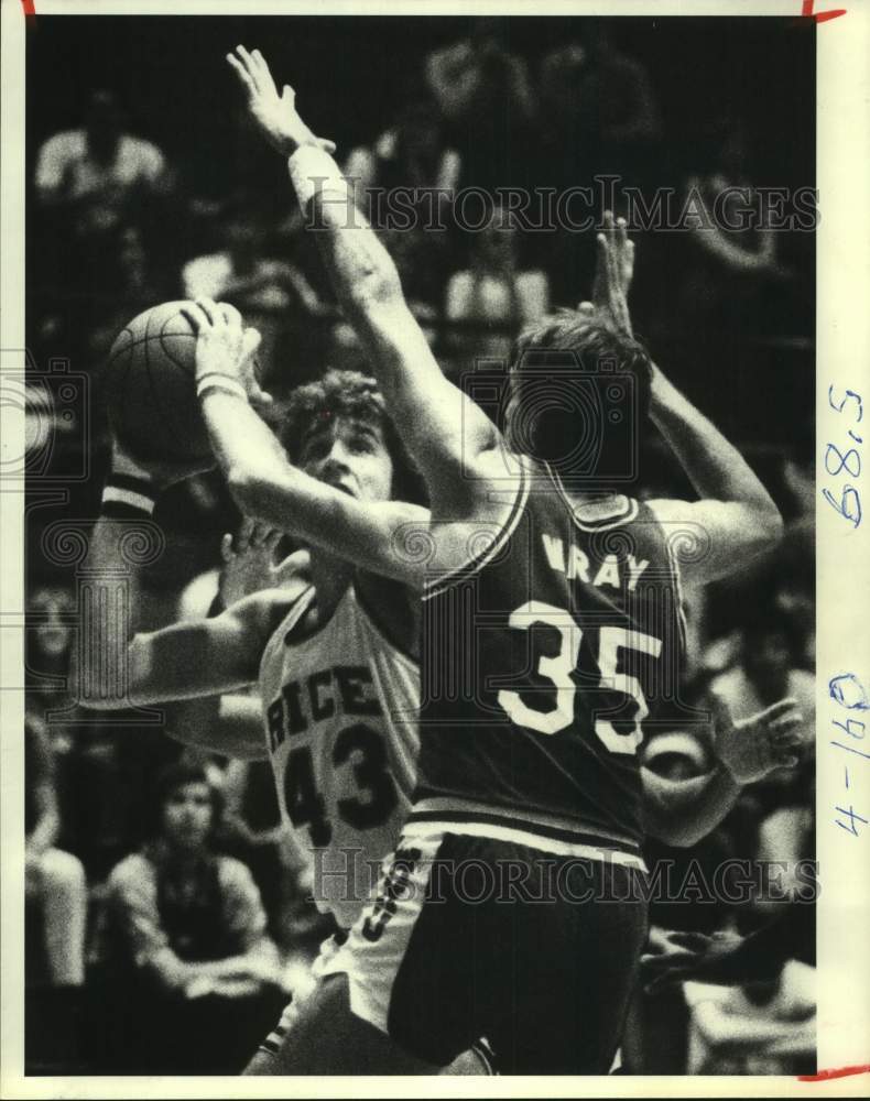 1980 Press Photo Rice&#39;s Robert Shaw eyes basket as Western KY&#39;s Rick Wray guards- Historic Images