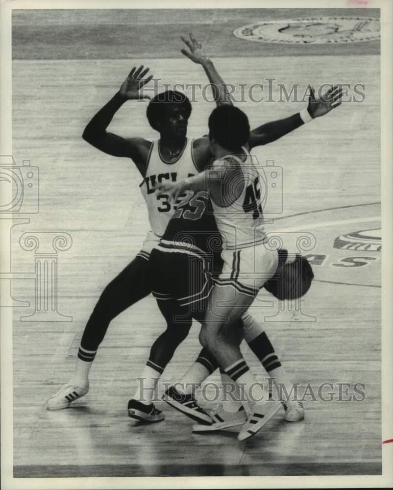 1971 Press Photo Kansas&#39; Aubrey Nash tries to get through a UCLA double team.- Historic Images