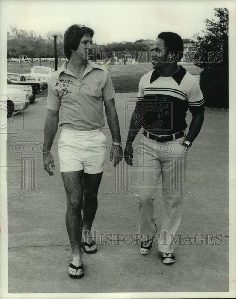 1976 Press Photo Billy Neal talks with his coach. - hcs20198- Historic Images