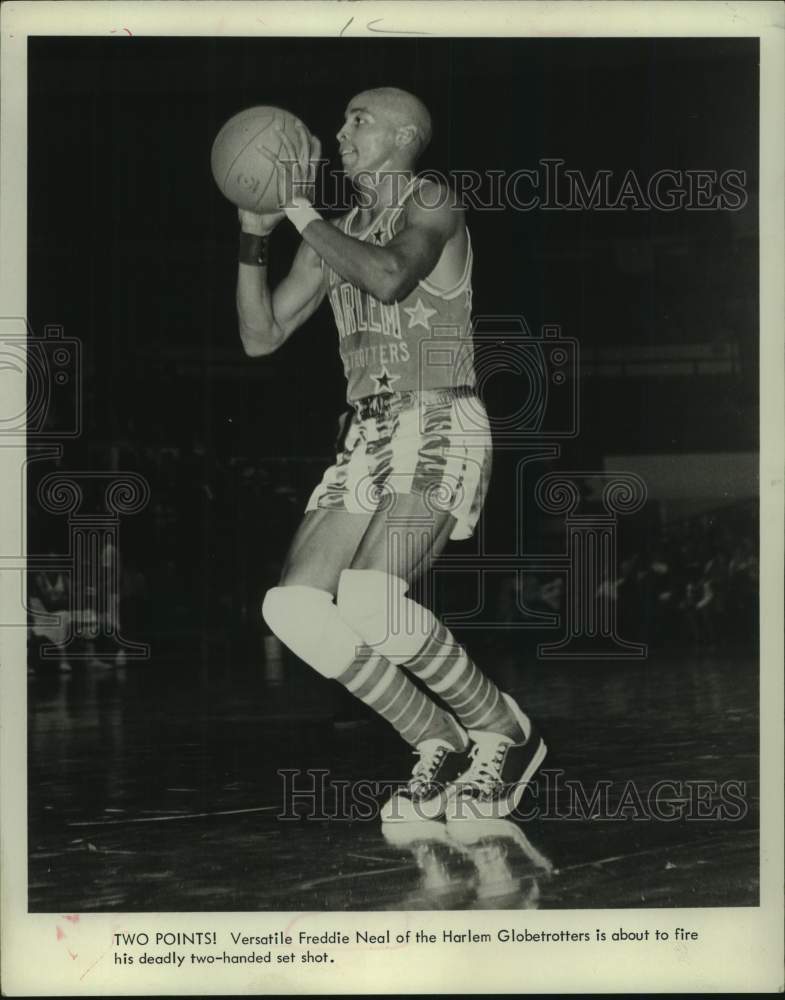 1971 Press Photo Freddie Neal, Harlem Globetrotters shoots two handed set shot.- Historic Images