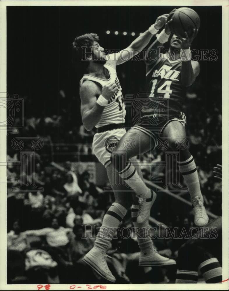 1979 Press Photo Rockets&#39; Mike Newlin and Jazz&#39; Tommy Green battle for rebound.- Historic Images