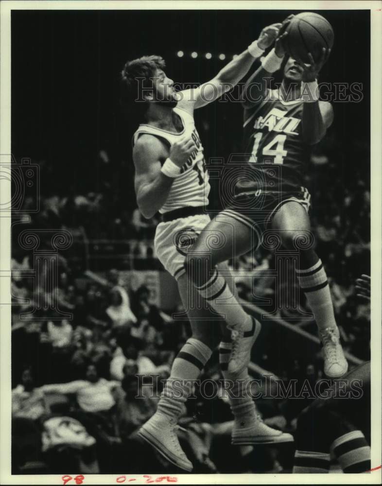 1979 Press Photo Rockets' Mike Newlin and Jazz' Tommy Green battle for rebound.- Historic Images
