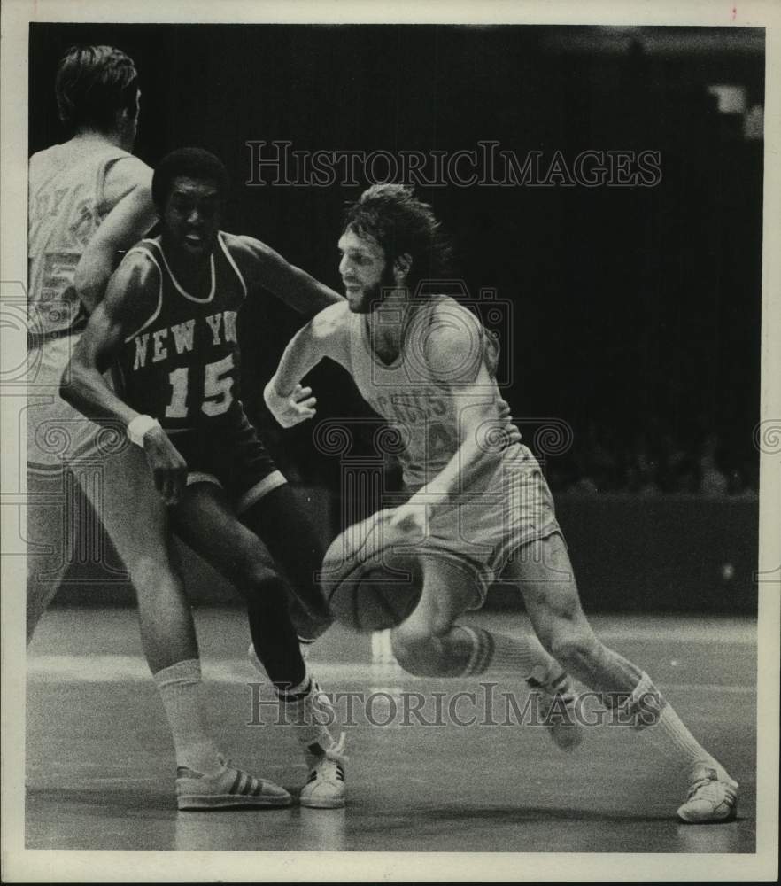 1974 Press Photo Rockets&#39; Mike Newlin maneuvers around Knicks&#39; Earl Monroe.- Historic Images