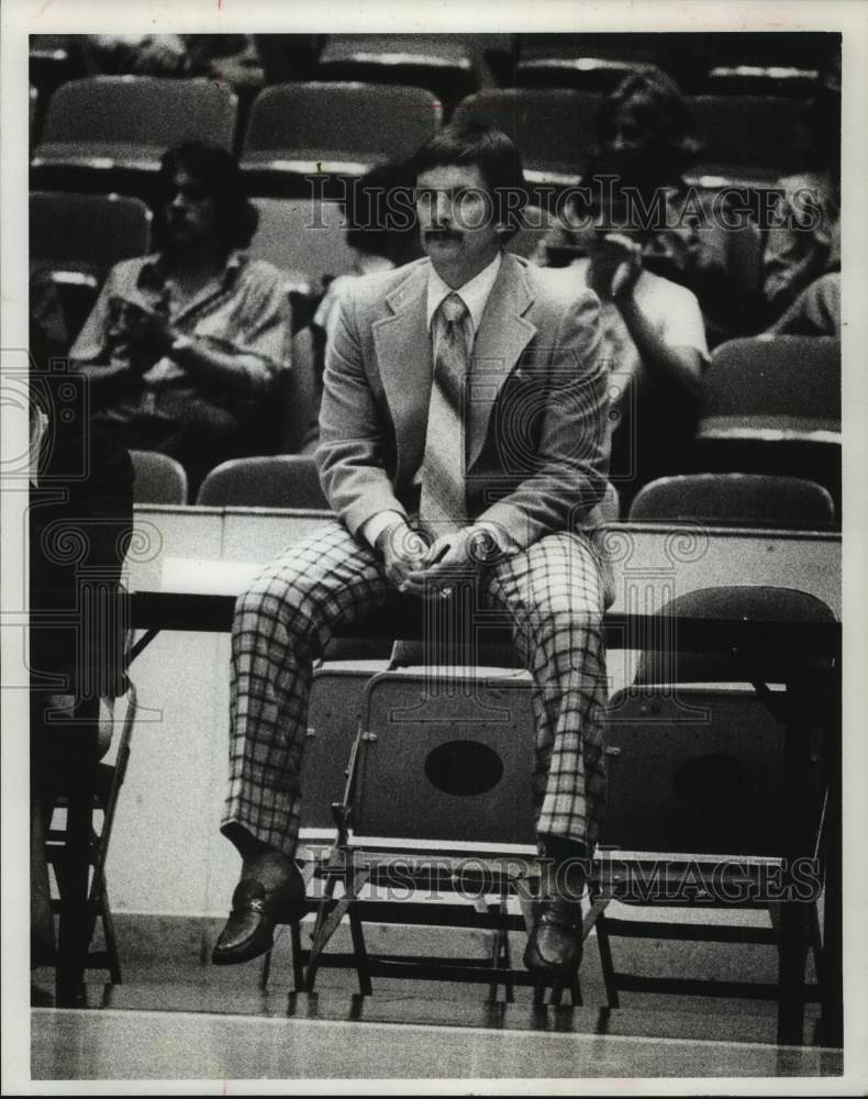 Press Photo Basketball Tom Nissalke - hcs20213- Historic Images