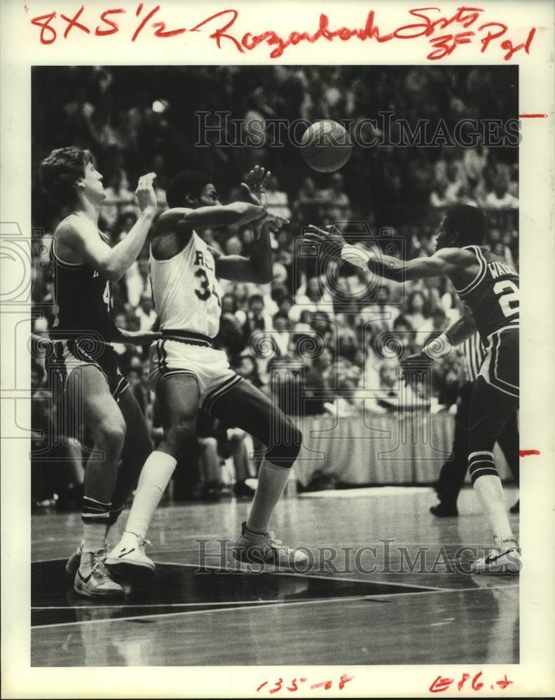 1981 Press Photo Rice University Owls battle University of Arkansas Razorbacks- Historic Images