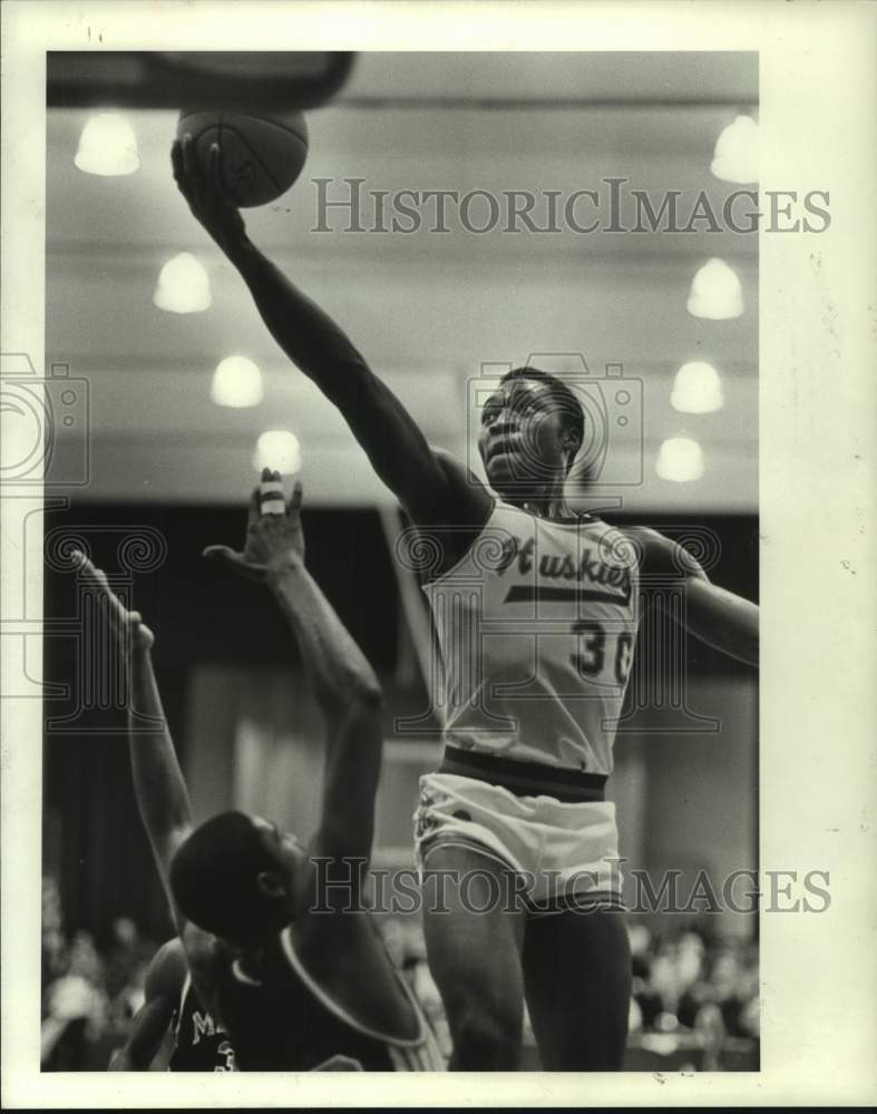 1985 Press Photo Huskies Anicet Lavodrama scores over Mercer Bears defense- Historic Images