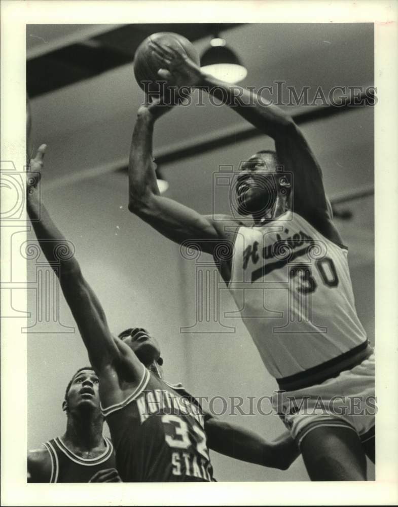 1984 Press Photo Huskies Anicet Lavodrama drives past NW State Donald Mays- Historic Images