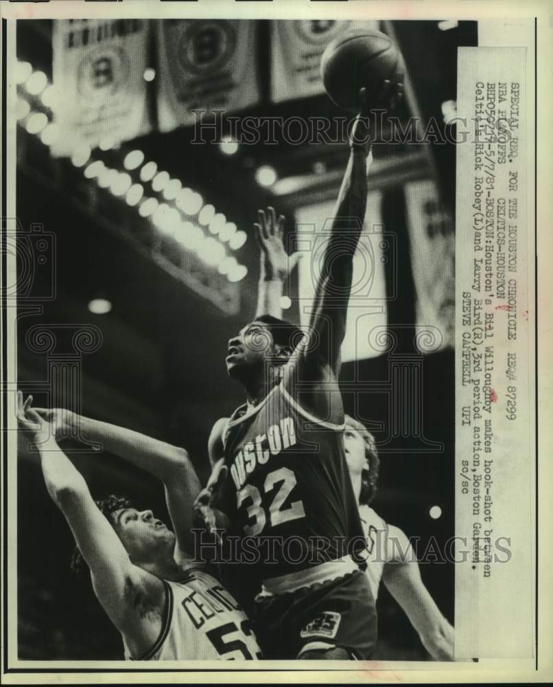 1981 Press Photo Rocket Bill Willoughby makes shot despite Celtics, NBA Playoffs- Historic Images