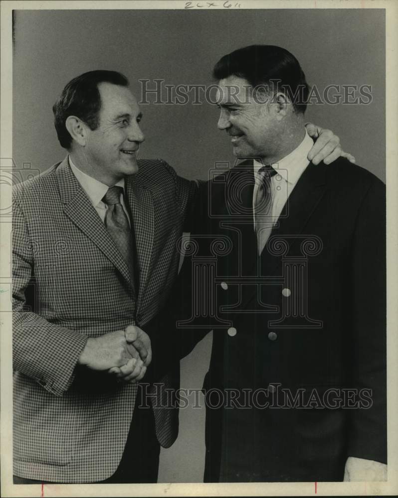 1971 Press Photo Bill Peterson shakes hand of Tobin Rote, new Rice backfield- Historic Images