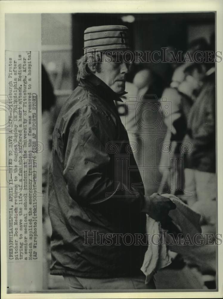 1976 Press Photo Pirates&#39; Doc Medich, a med student, renders medical aid to fan- Historic Images