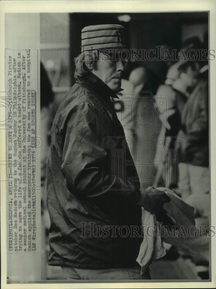 1976 Press Photo Pirates' Doc Medich, a med student, renders medical aid to fan- Historic Images