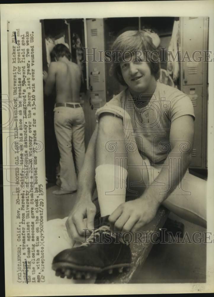 1975 Press Photo Stanford U football kicker Mike Langford ties his shoes- Historic Images