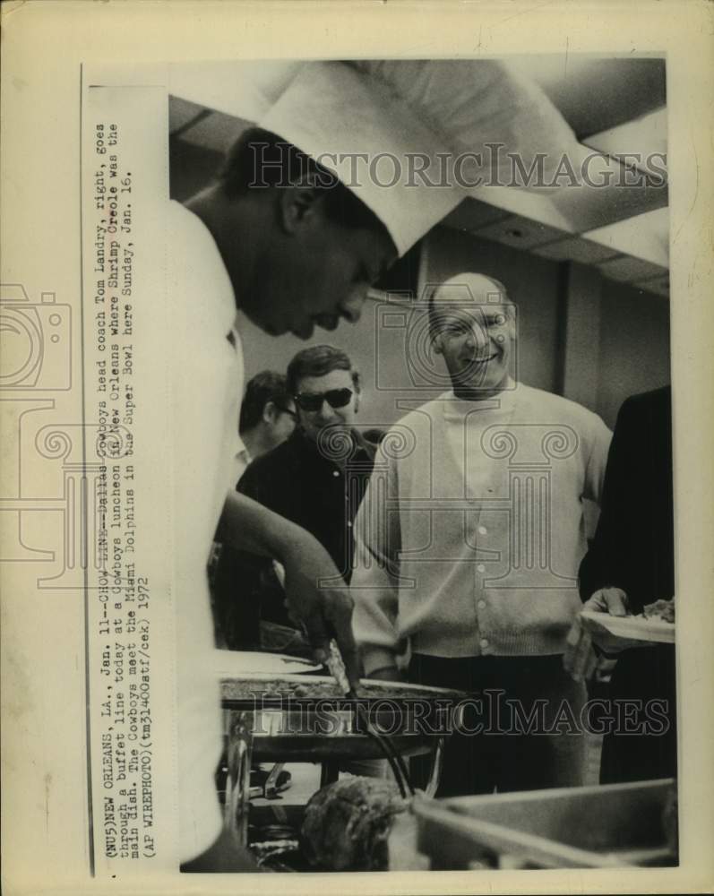 1972 Press Photo Dallas Cowboys head football coach Tom Landry in lunch line- Historic Images