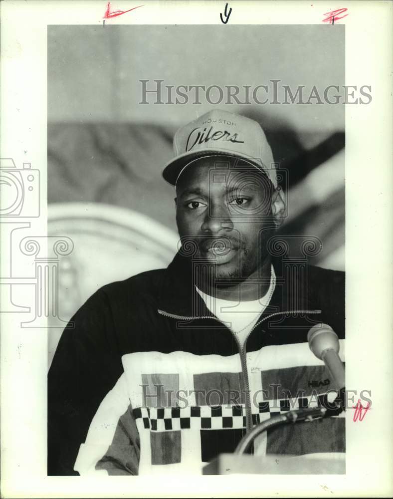 1990 Press Photo Houston Oilers football linebacker Lamar Lathon talks to media- Historic Images