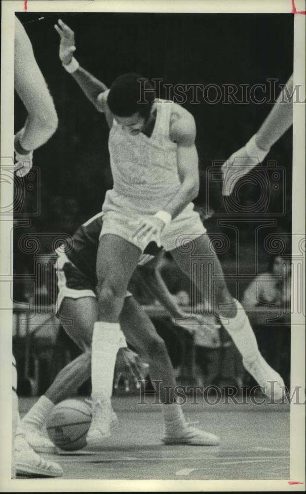 Press Photo Houston basketball player Stu Lantz watches ball on the court- Historic Images