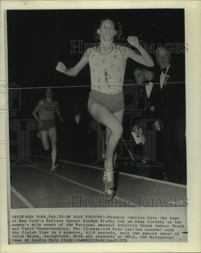 1975 Press Photo Runner Francie Larrieu hits the tape at finish line in New York- Historic Images