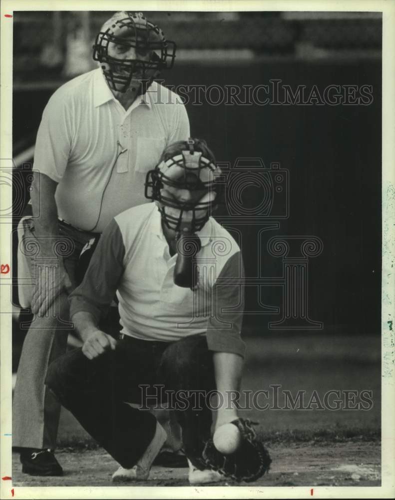 1984 Press Photo Baseball manager Tom Lasorda umpires a softball game- Historic Images