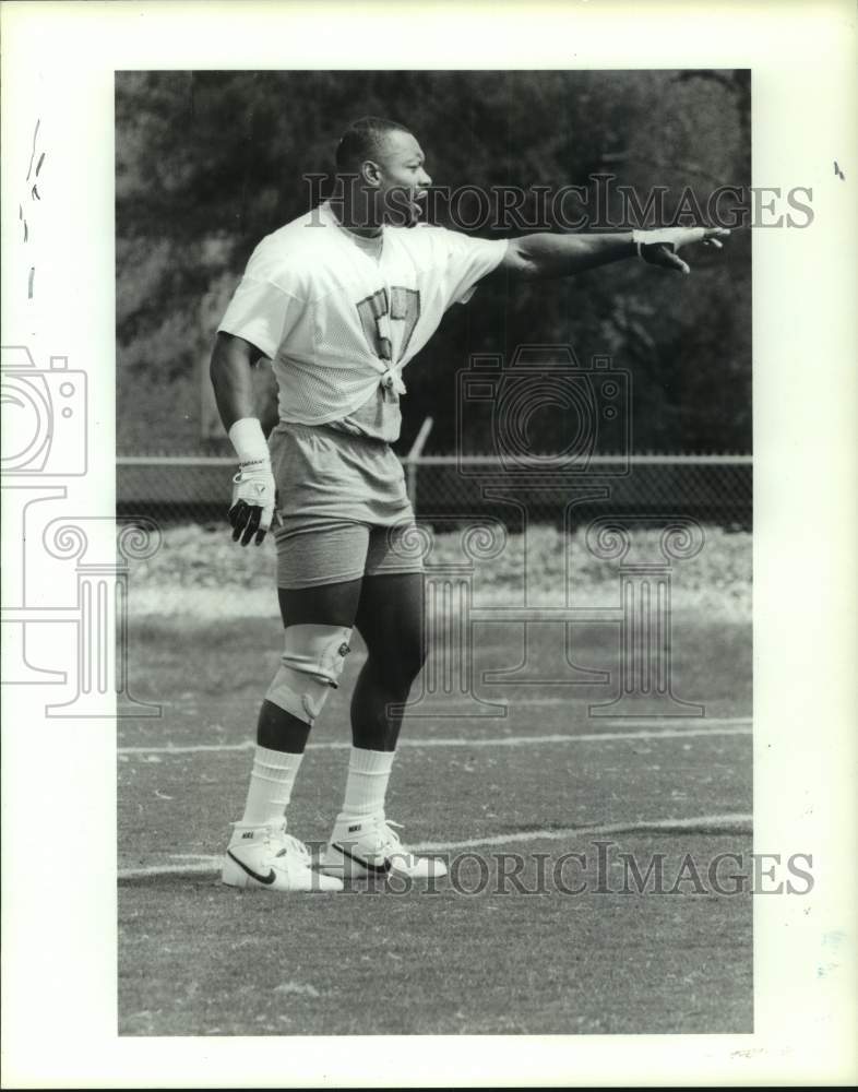 1990 Press Photo Houston Oilers football player Lamar Lathon points in practice- Historic Images