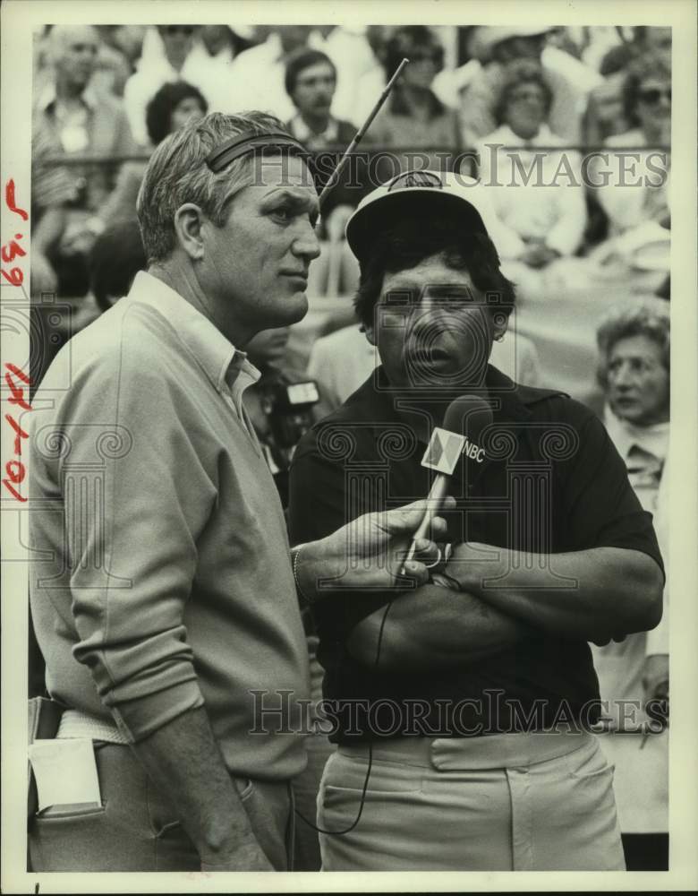 1979 Press Photo NBC's Bob Goalby interviews golfer Lee Trevino at Houston Open.- Historic Images