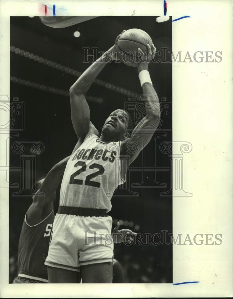 1988 Press Photo Rockets' Rodney McCray pulls down rebound at The Summit.- Historic Images