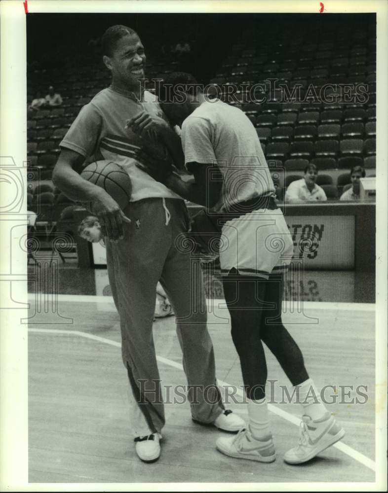 1988 Press Photo Rodney McCray &amp; Sleepy Floyd laugh before game at The Summit.- Historic Images