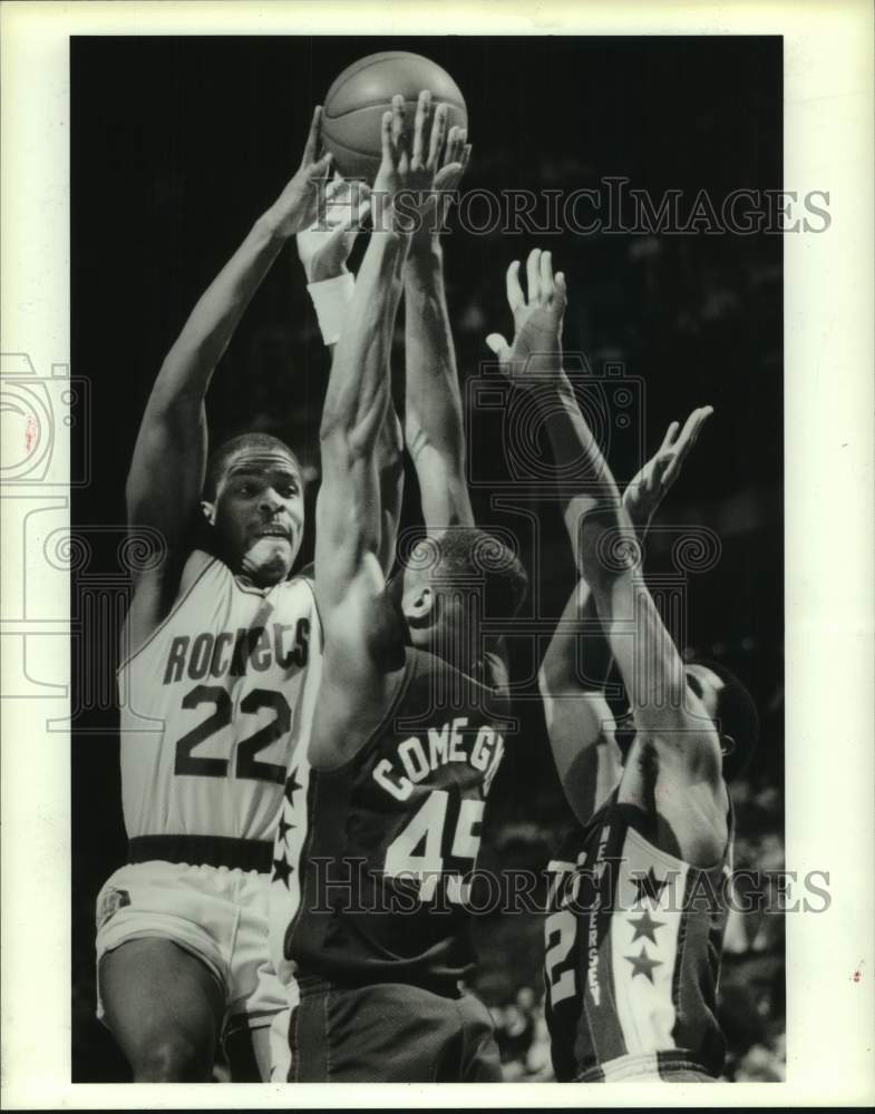 1988 Press Photo Rockets&#39; McCray tries to drive past Nets&#39; Comegys &amp; Williams.- Historic Images
