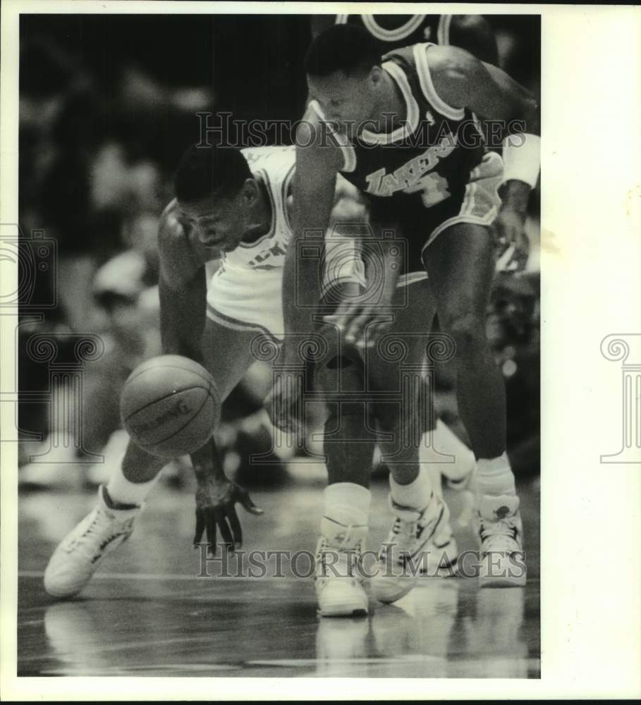 1990 Press Photo Rockets and Lakers basketball players battle for loose ball.- Historic Images