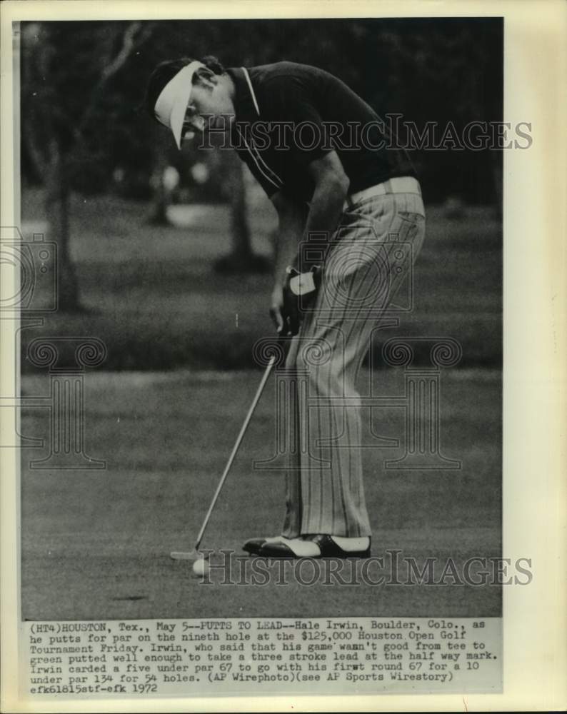 1972 Press Photo Golfer Hale Irwin putts for par on 9th green at Houston Open.- Historic Images