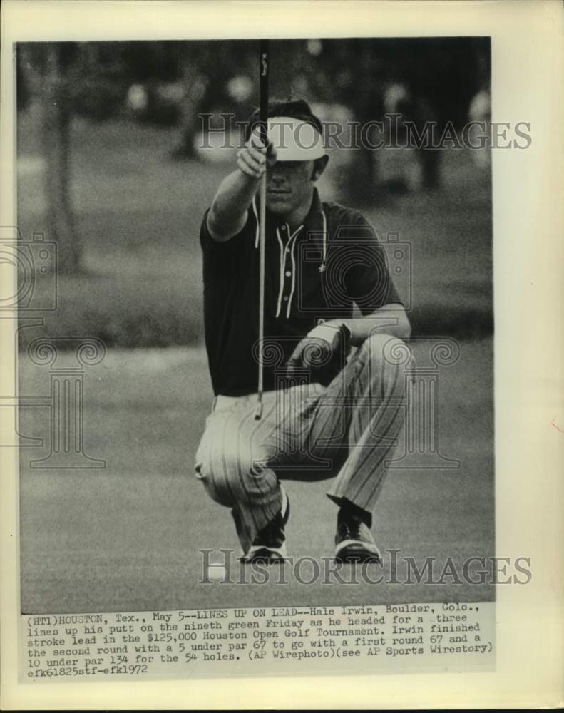 1972 Press Photo Pro golfer Hale Irwin lines up putt at Houston Open for lead.- Historic Images