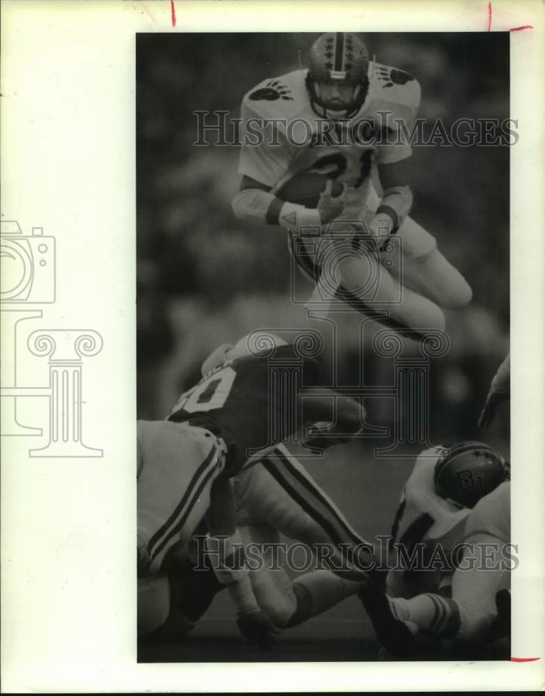 1985 Press Photo Baylor football player Ralph Stockemer leaps over Longhorn line- Historic Images