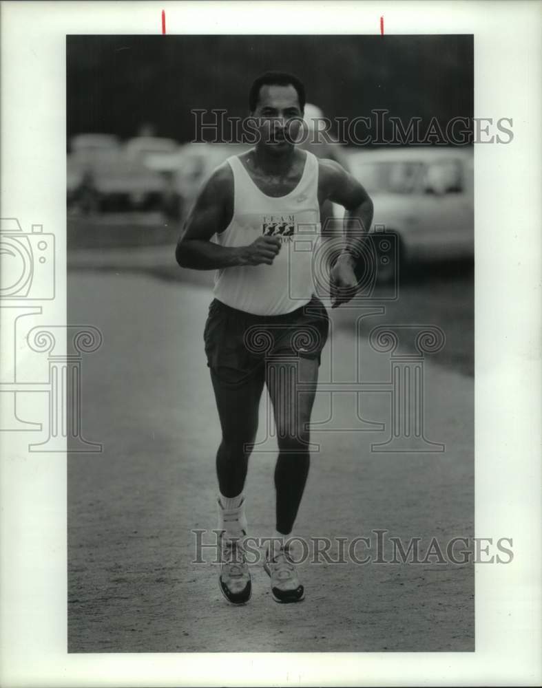 1990 Press Photo Marathon runner Derek Taylor has run multiple marathons.- Historic Images