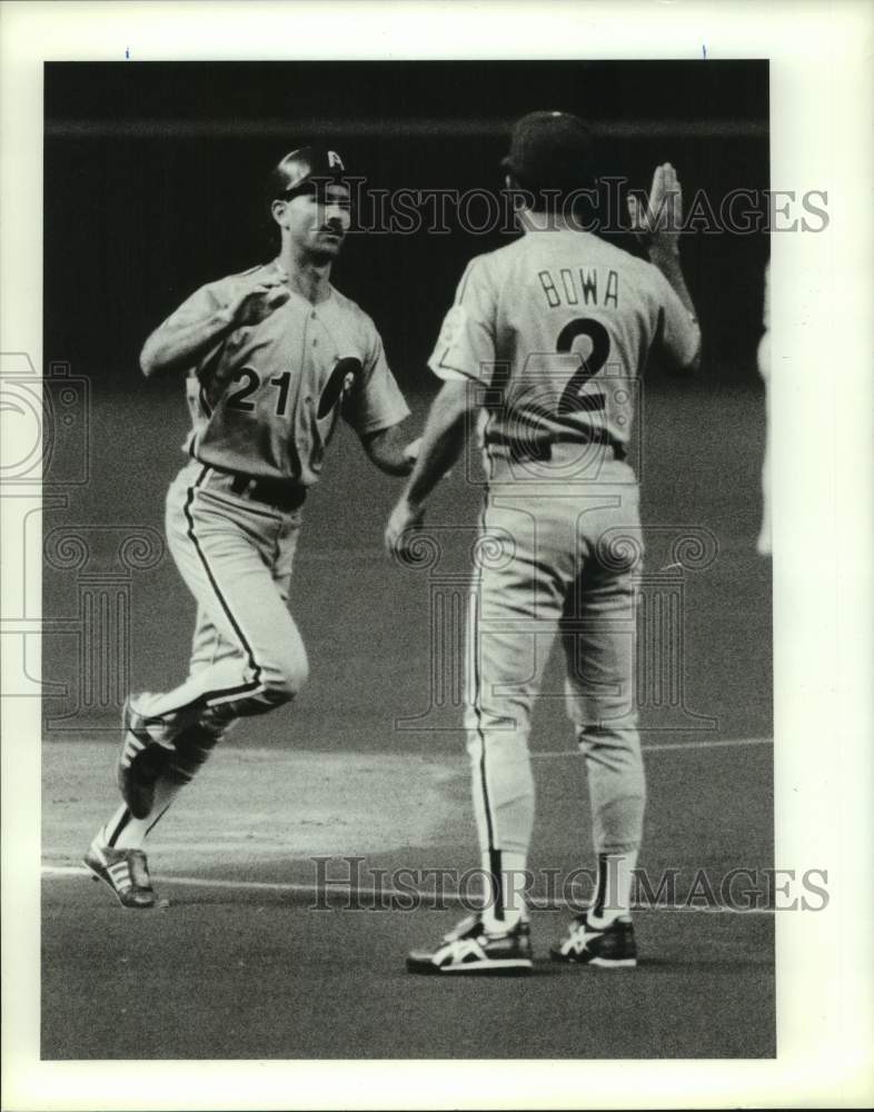 1990 Press Photo Phillies&#39; Dickie Thon rounds third for homer against Astros- Historic Images