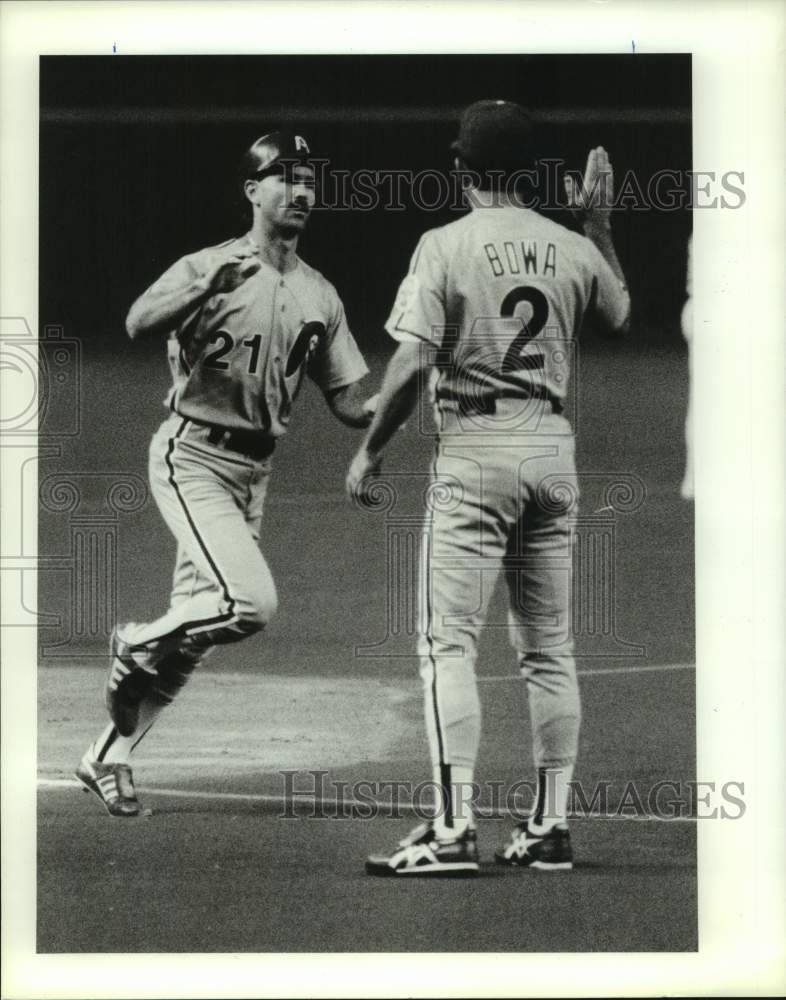 1990 Press Photo Phillies' Dickie Thon rounds third for homer against Astros- Historic Images