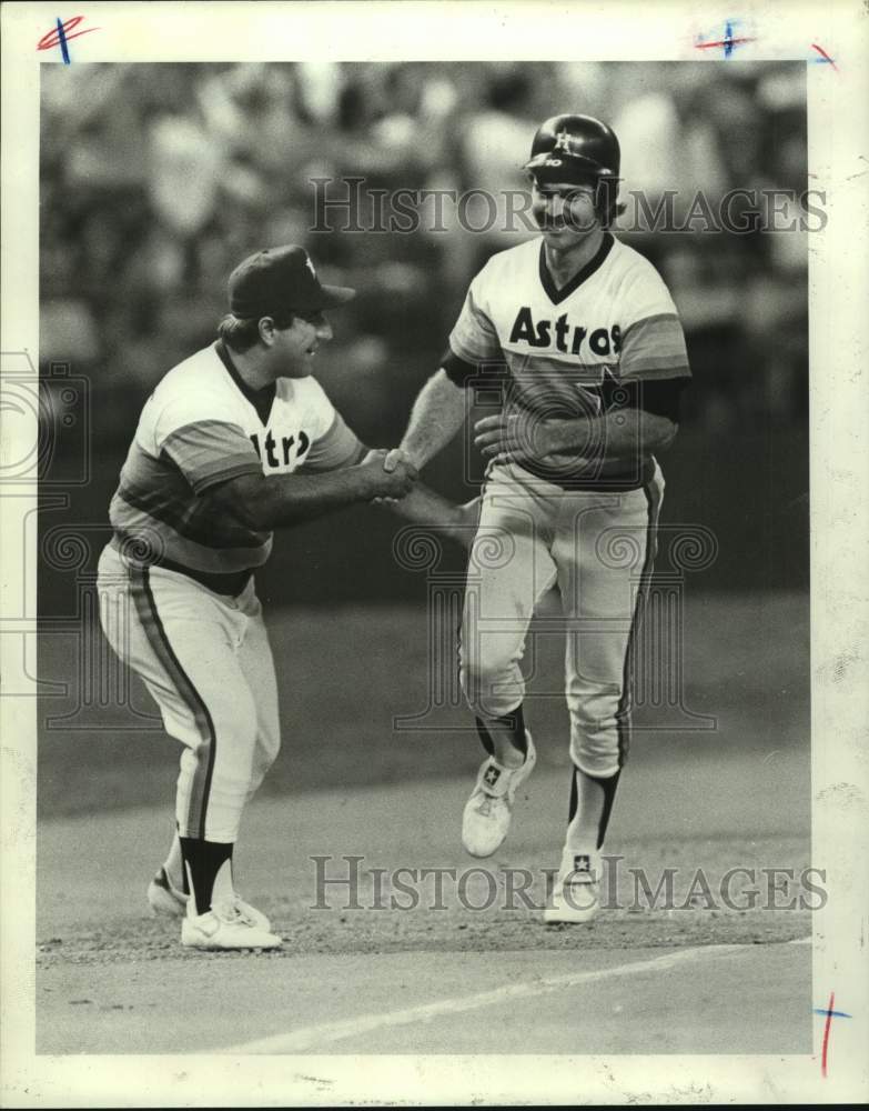 1985 Press Photo Astros' Dickie Thon congratulated by Matt Galante after homer- Historic Images