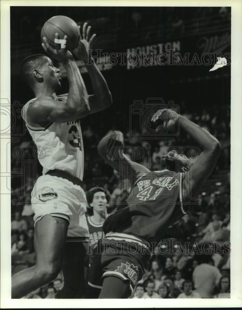 1991 Press Photo Basketball - Rockets&#39; Otis Thorpe sends Suns&#39; Mark West flying- Historic Images