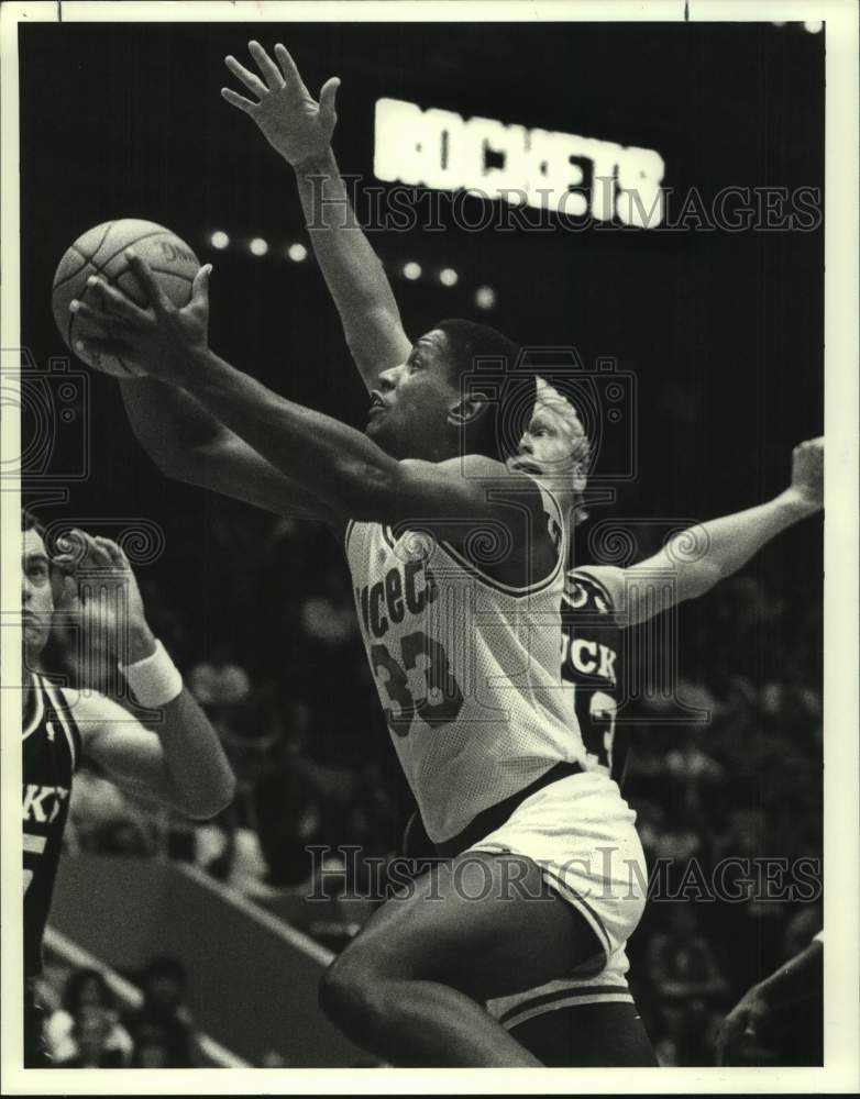 1988 Press Photo New Rocket basketball player Otis Thorpe goes past Jack Sikma- Historic Images