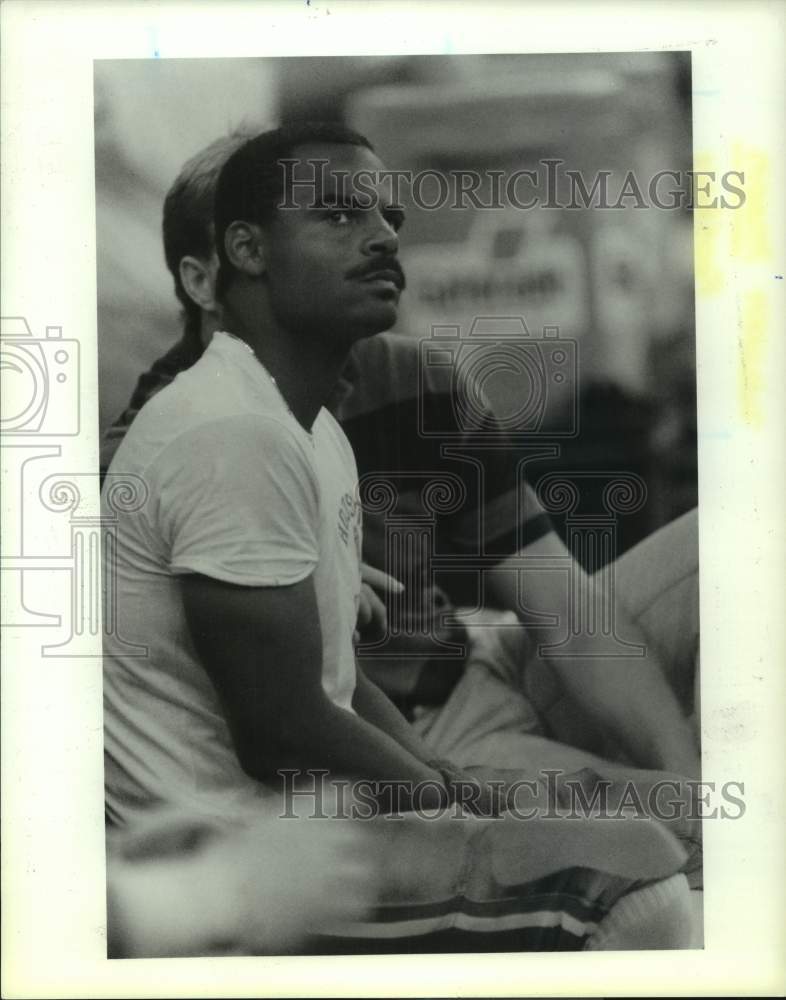 1988 Press Photo Oilers&#39; quarterback Warren Moon watches from bench after injury- Historic Images