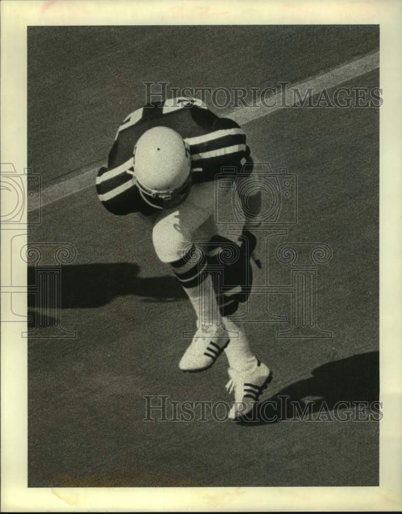 1977 Press Photo Reeol almost intercepted pass by Bethke in Texas A&M game- Historic Images
